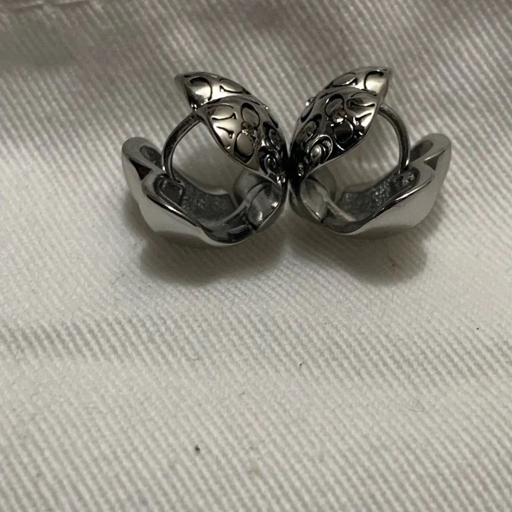 COACH Signature Quilted Puffy Heart Huggie Earrings NEW $85 - Picture 6 of 7